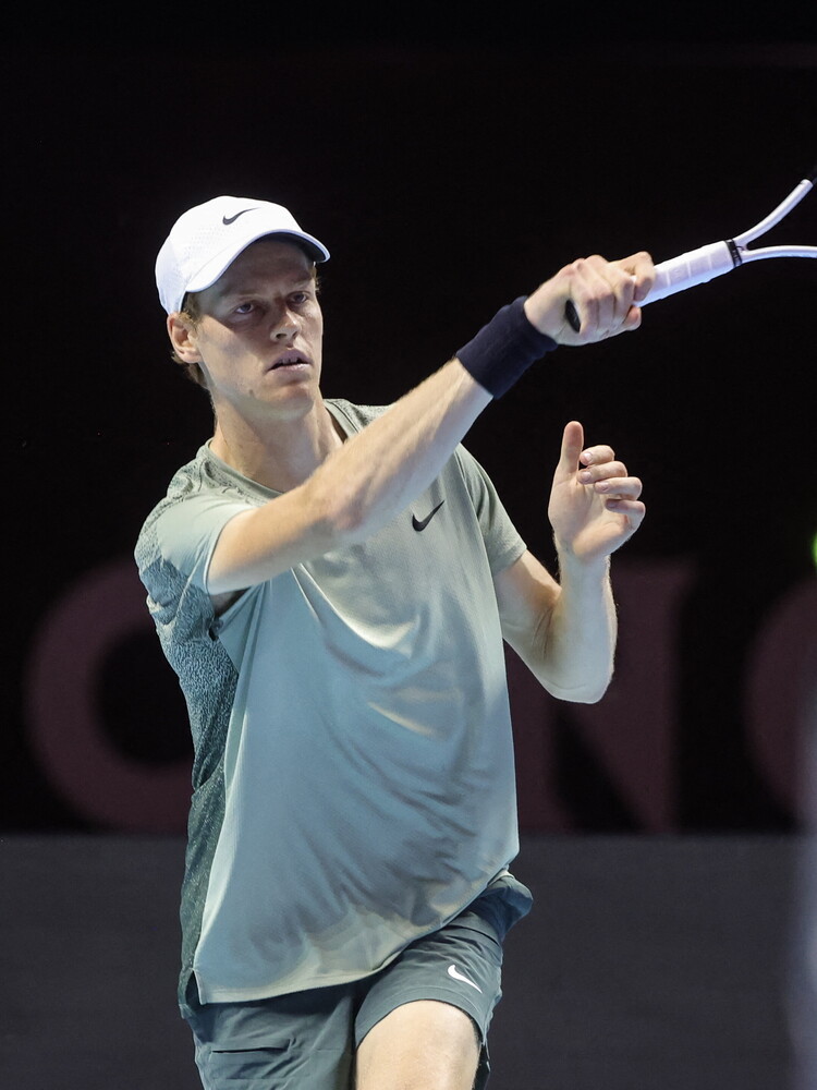 Sinner batte Djokovic e va in finale al Six Kings Slam