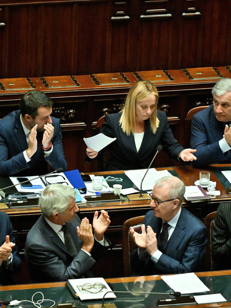 Le opposizioni chiedono un'informativa urgente alla Meloni sui migranti