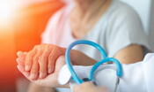 Un anziano su quattro rinuncia alle cure mediche