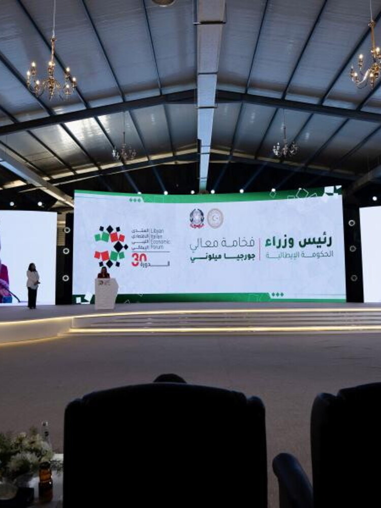 Meloni in Libia firma 8 accordi, a gennaio riprendono i voli