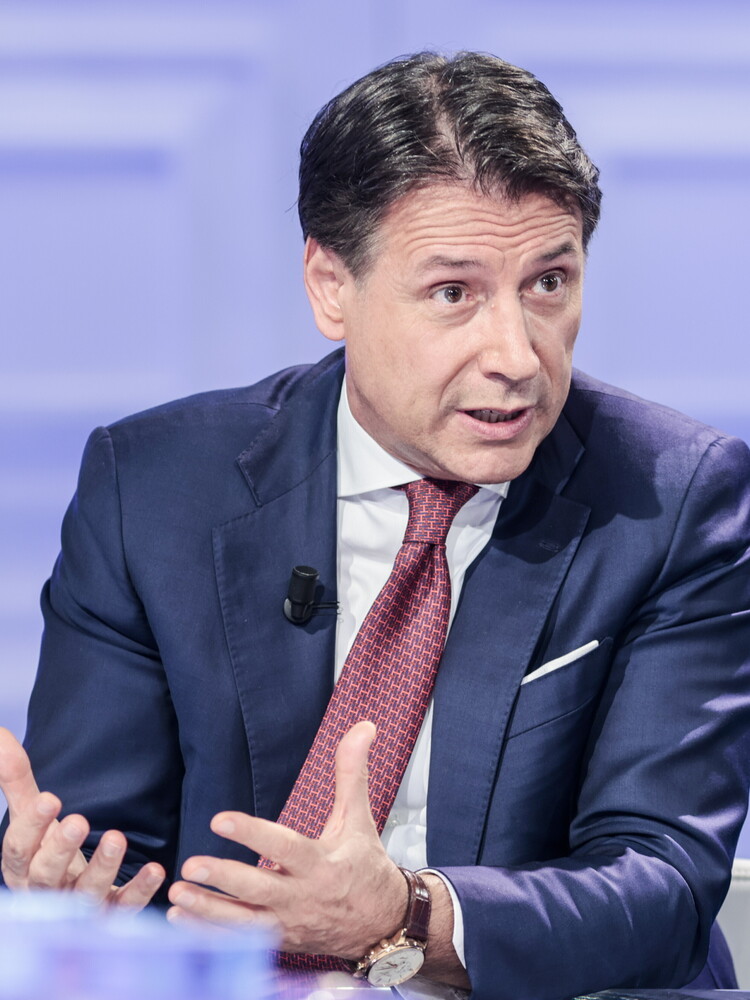 Conte avanti tutta, nonostante Grillo e Renzi