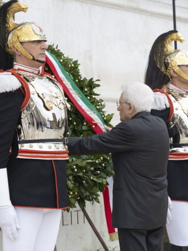 Mattarella all’Altare della Patria: "Plauso e riconoscenza alle Forze Armate"