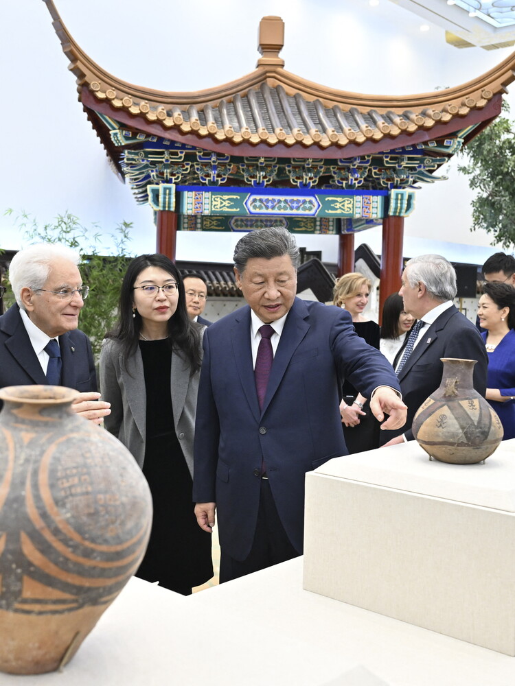 Mattarella a Pechino chiede "riequilibrio e più investimenti"