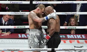 ​​​​​​Mike Tyson battuto ai punti dal pugile-youtuber Jake Paul