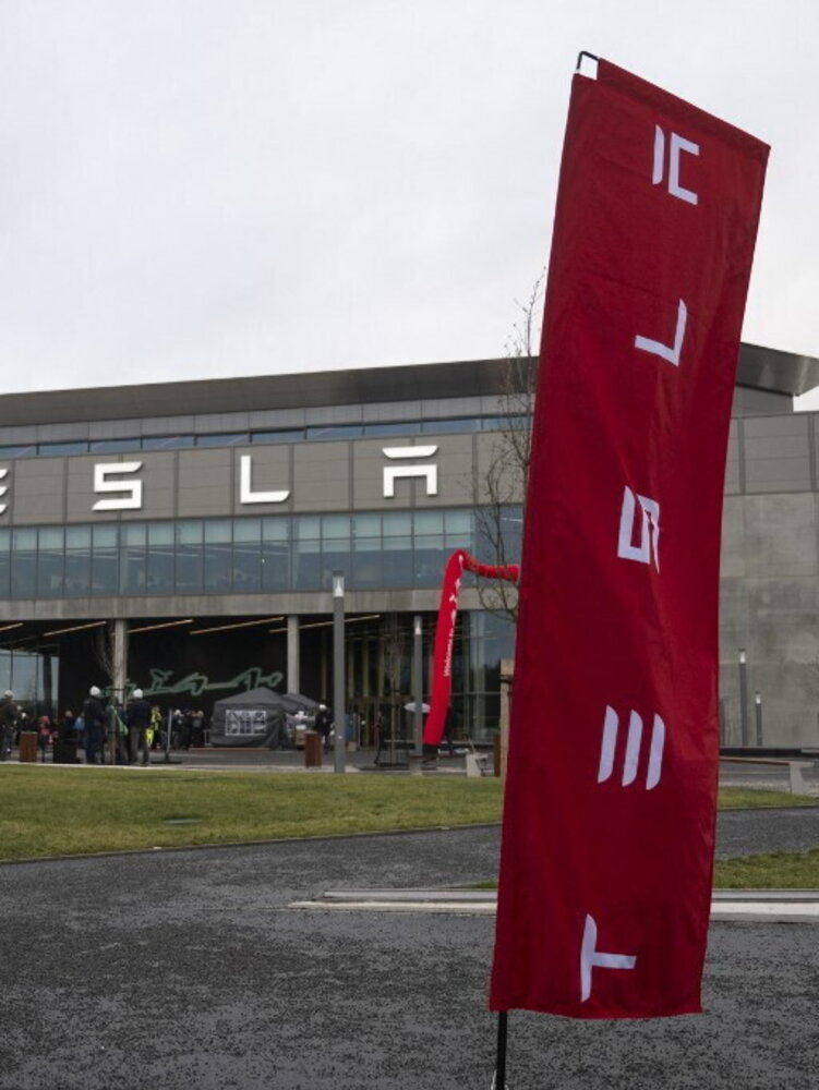 Vola il titolo Tesla dopo l'annuncio di Trump per norme più semplici per guida autonoma