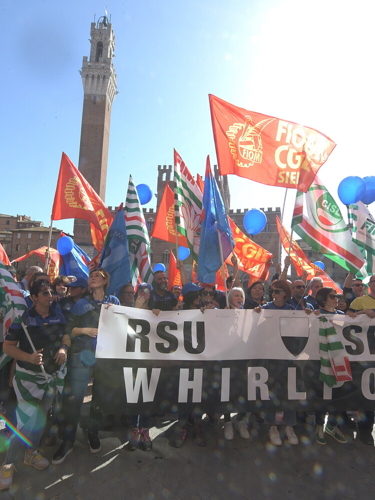 L'ex Whirlpool annuncia 1.935 esuberi, ira di governo e sindacati