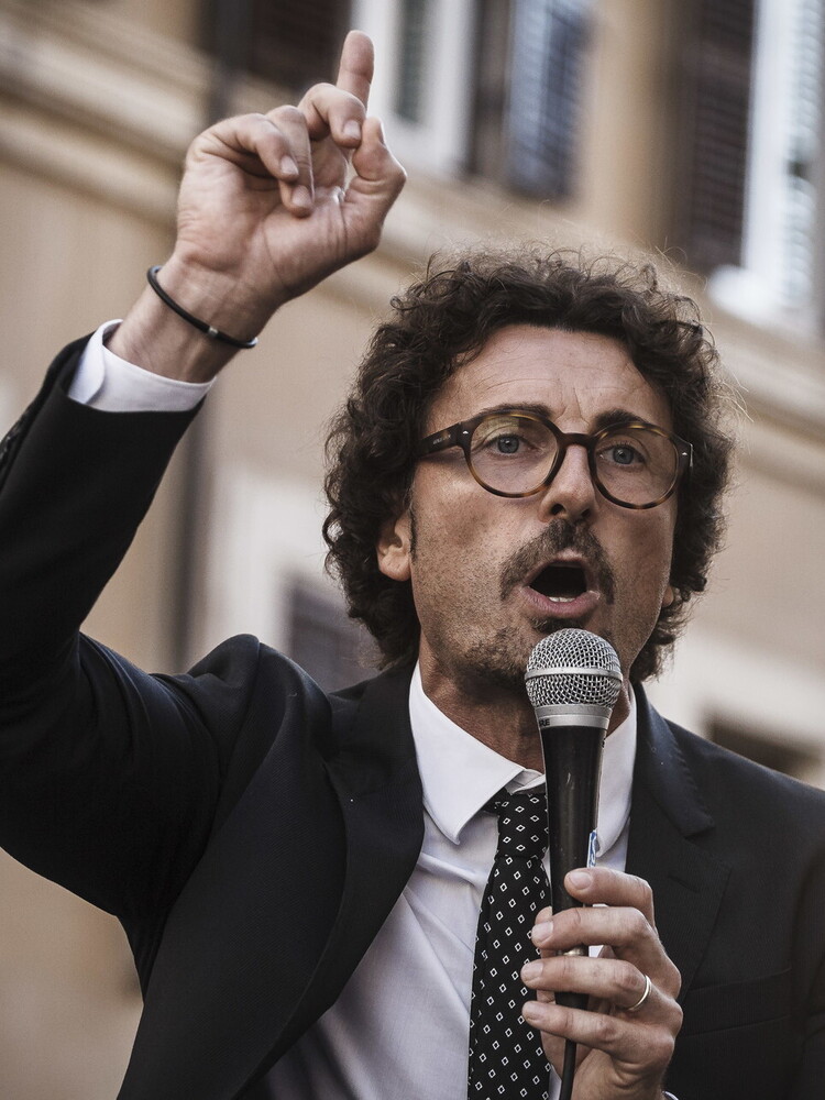 M5s, la previsione di Toninelli: "Ci sarà un'azione legale, Grillo si riprenderà il simbolo"