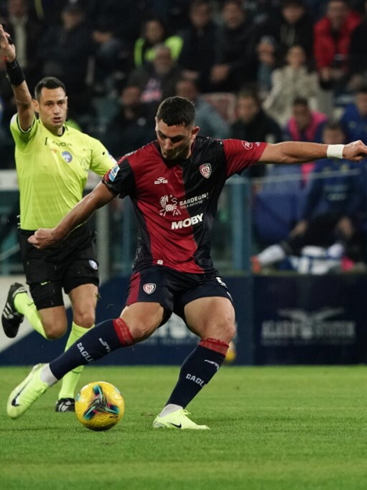 Piccoli regala tre punti d'oro al Cagliari. Il Verona va sempre più giù