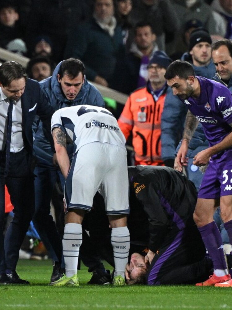 Paura per Edoardo Bove, si accascia a terra da solo. Stop a Fiorentina-Inter