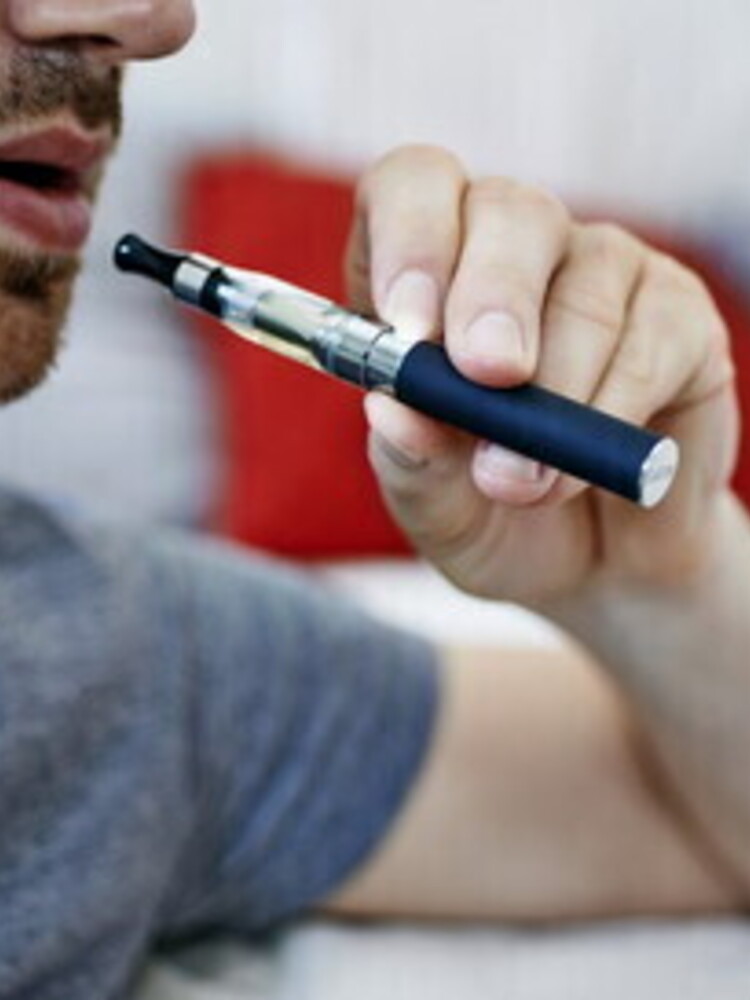 Le sigarette elettroniche non fanno smettere, anzi