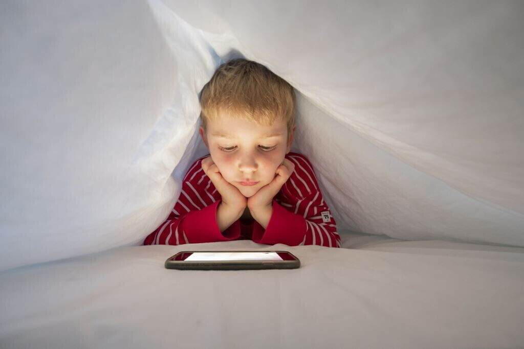 Bambini interagiscono con peluche dotati di intelligenza artificiale, mostrando frustrazione e ostilità