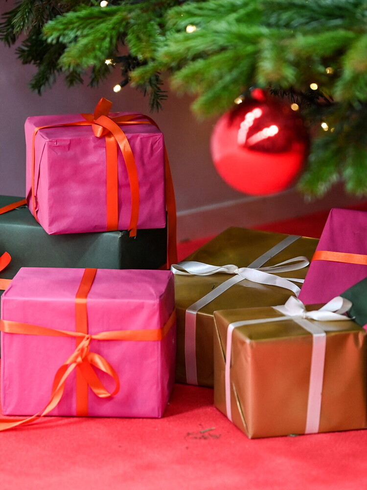 Non tutti gli italiani si possono permettere i regali a Natale (ma sale la quota di chi li fa) 