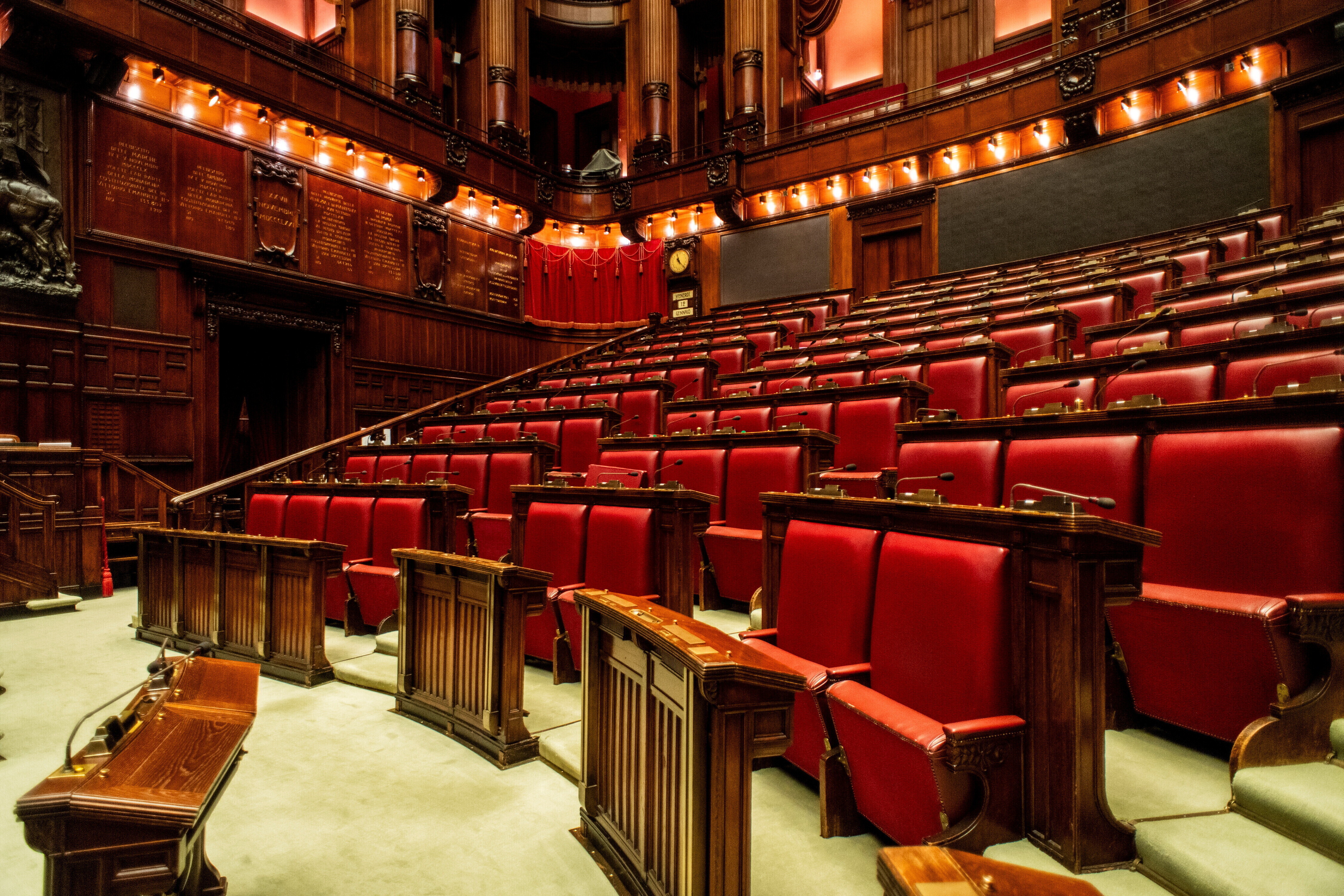 Manovra, pioggia di emendamenti: il Parlamento si divide tra condono, tasse sui pacchi e scioperi