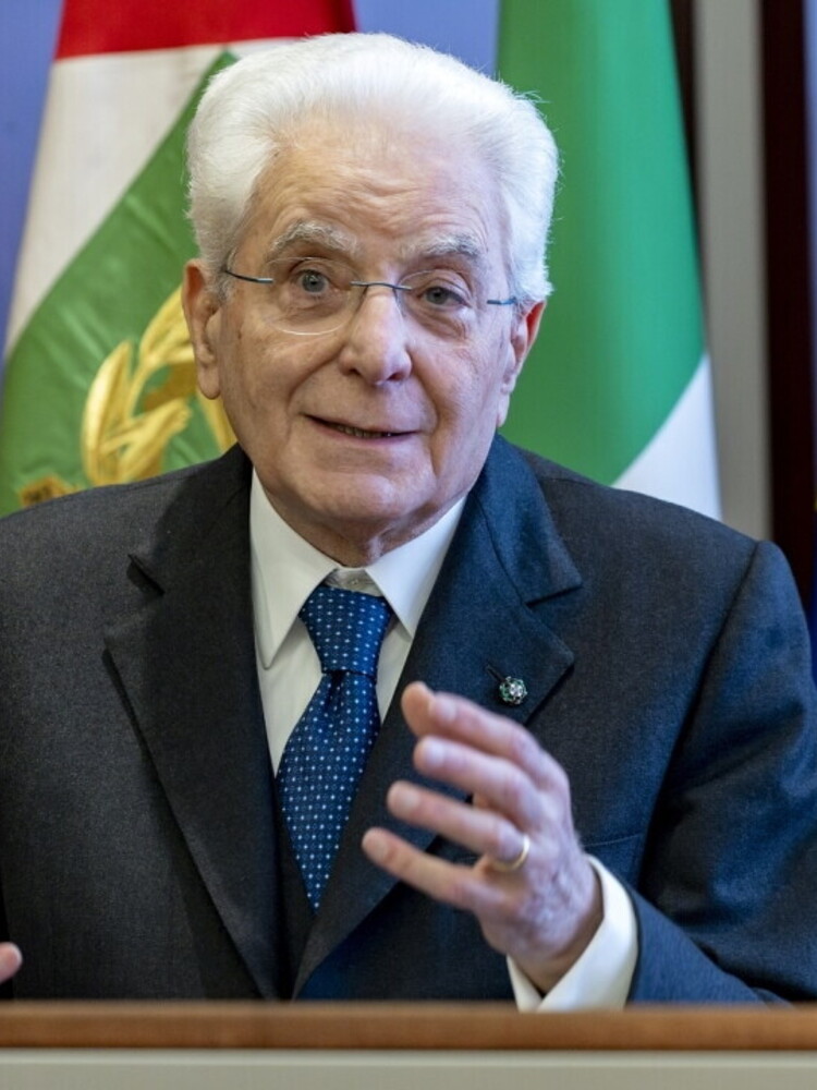Mattarella agli italiani: "Tradurre in realtà il messaggio della speranza del Papa"