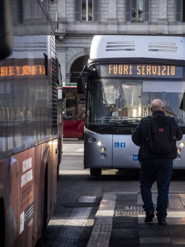 Primo venerdì nero dell'anno: oggi sciopero di treni, aerei e scuola. Tutti gli orari e le fasce di garanzia