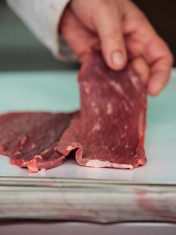 Mangiare carne rossa lavorata aumenta il rischio di demenza, ecco perchè