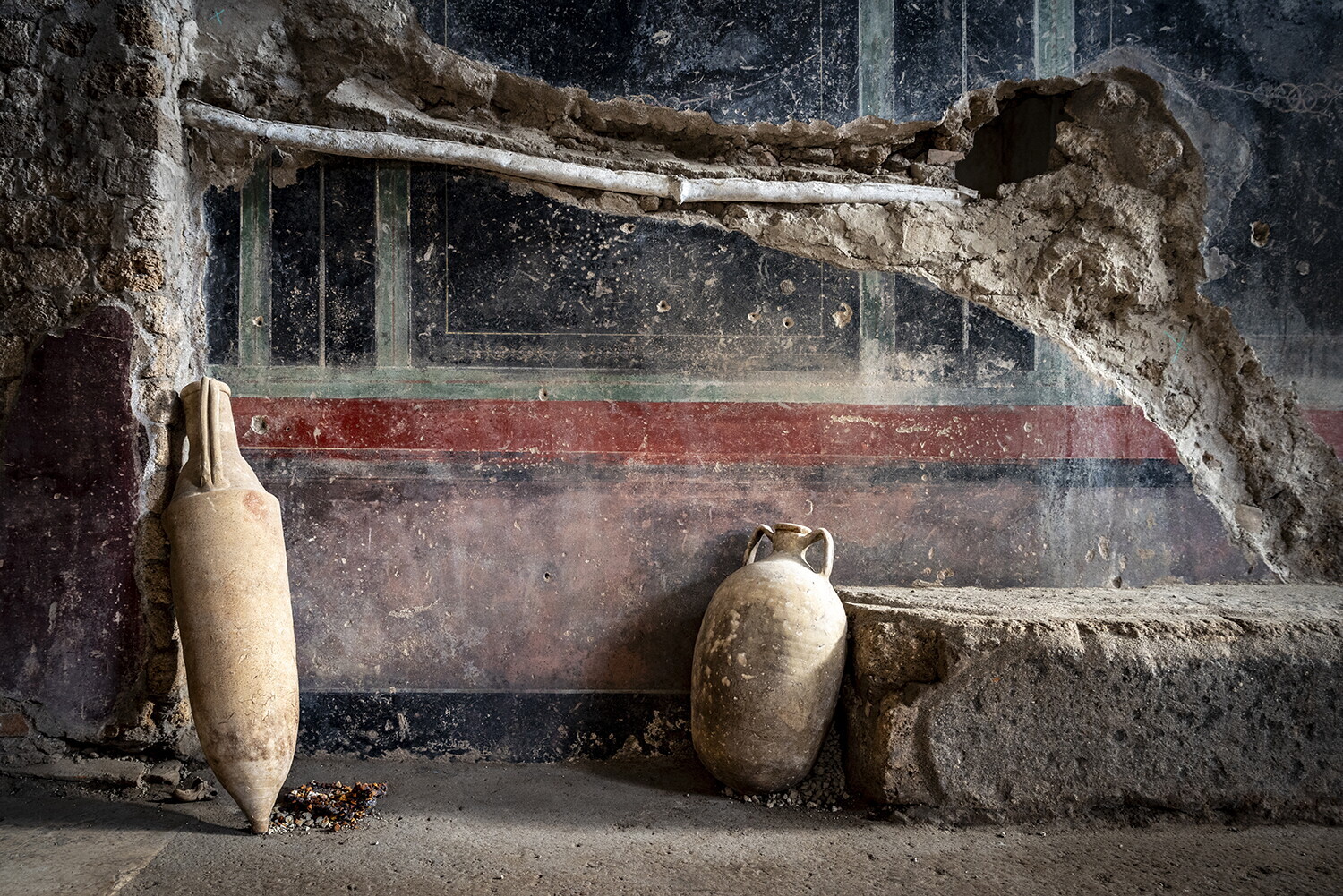 Si finge guida e abusa di un minorenne. Arrestato un custode degli scavi di Pompei