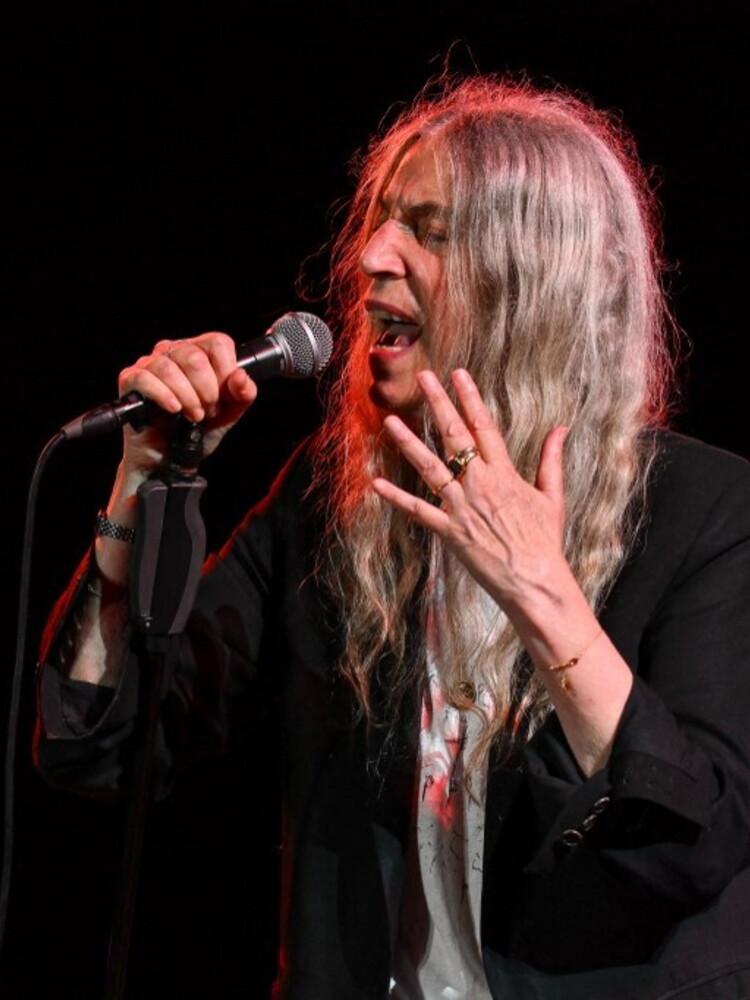 Malore sul palco per Patti Smith torna in sedia a rotelle per finire lo show