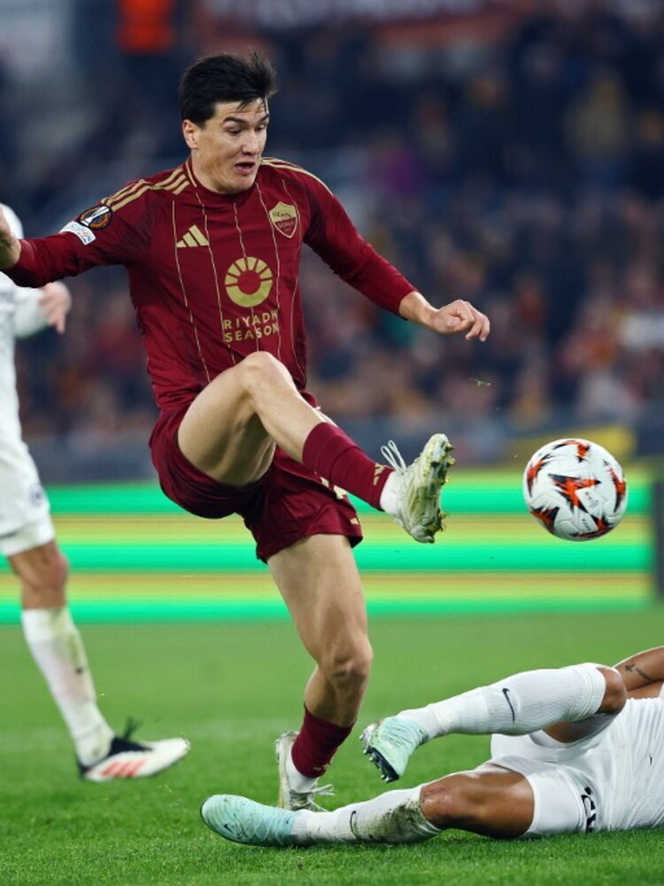 La Roma vince 2-0 contro l'Eintrach e conquista i play-off