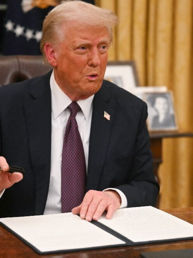 Trump annuncia: "Metteremo dazi del 25% su Messico e Canada"