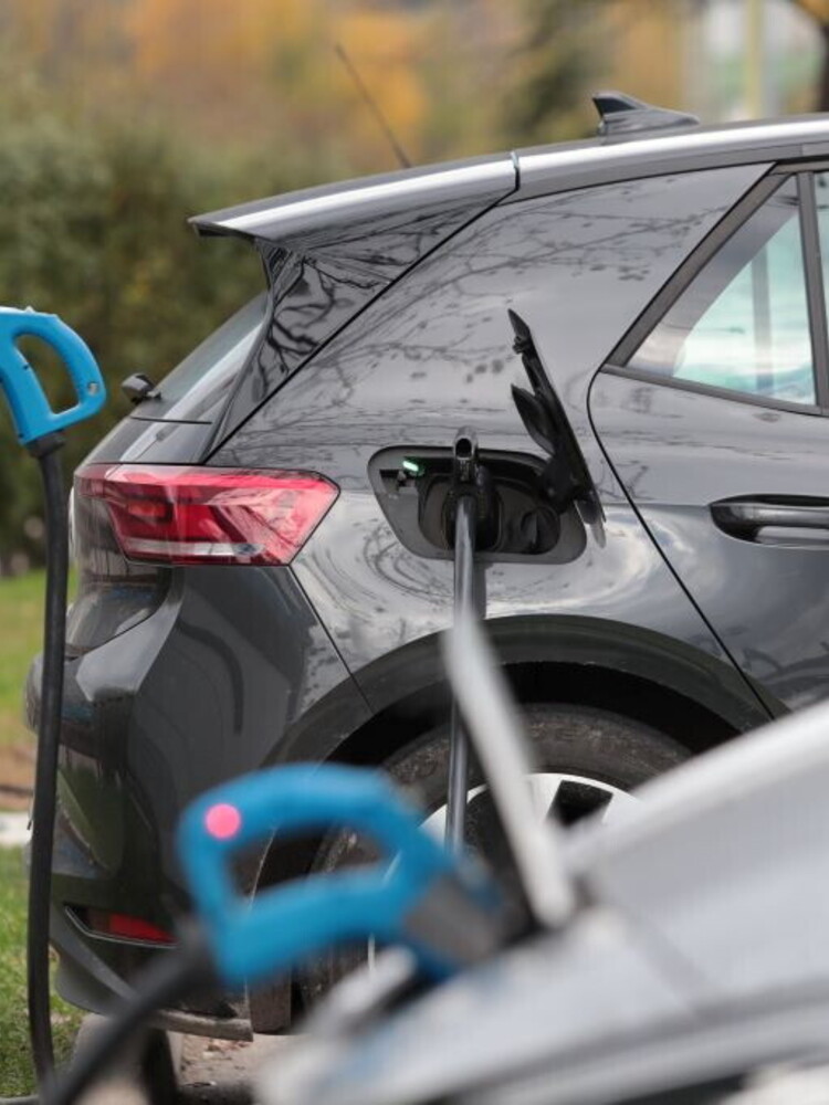 Le auto elettriche piacciono ma sono troppo care per l'87% degli italiani