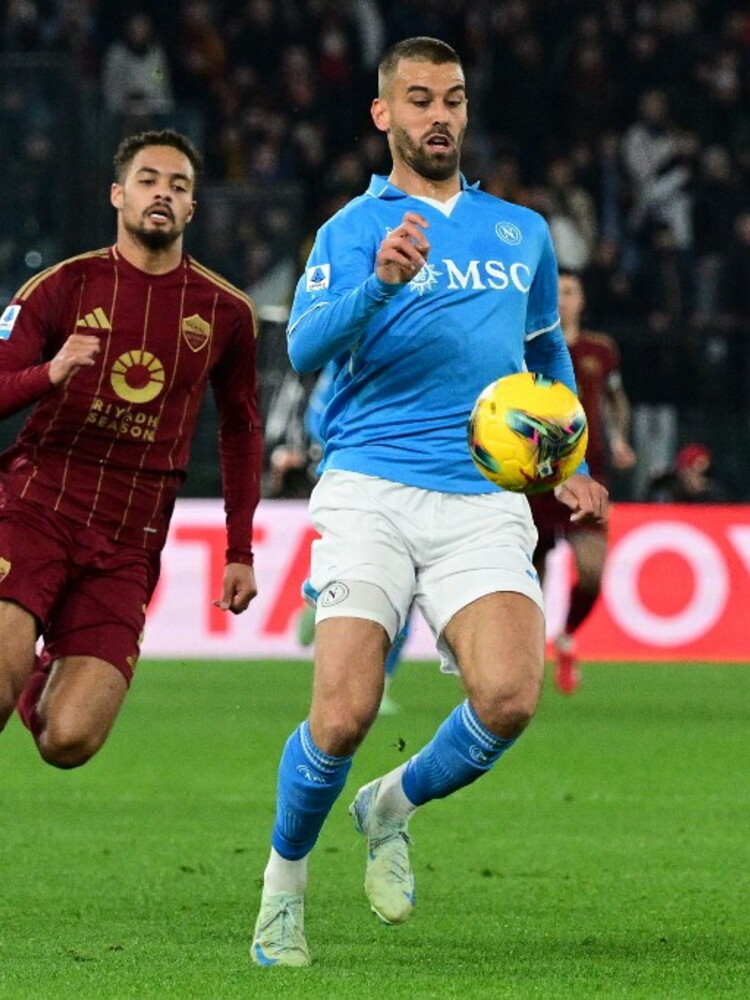 Il gol dell'ex Spinazzola non basta, ci pensa Angelino al '92: la Roma blocca il Napoli sull'1-1