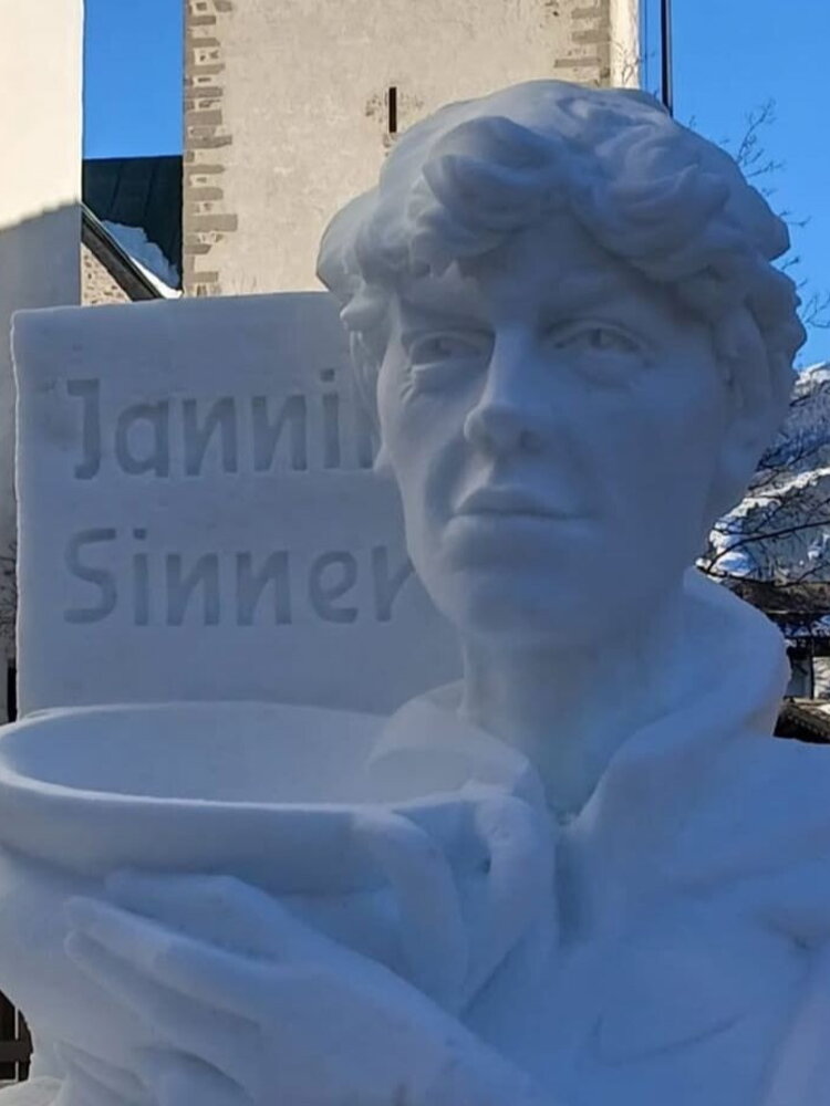 Sinner di ghiaccio. L'omaggio di San Candido al tennista