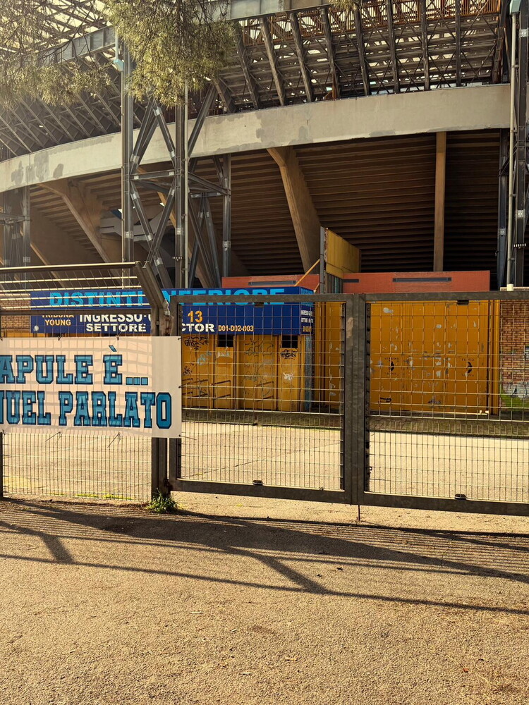 Licenziato in diretta tv, striscione al "Maradona" per Manuel Parlato