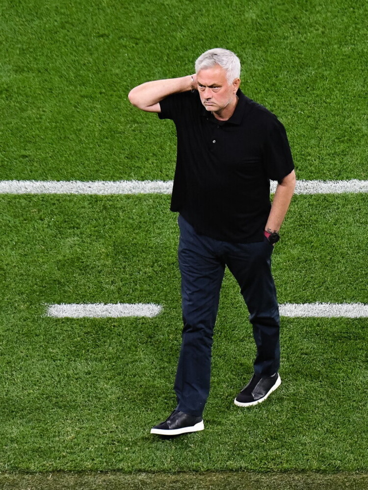 La Turchia calcistica divisa tra Mourinho e il Galatasaray. Che cosa sta succedendo?