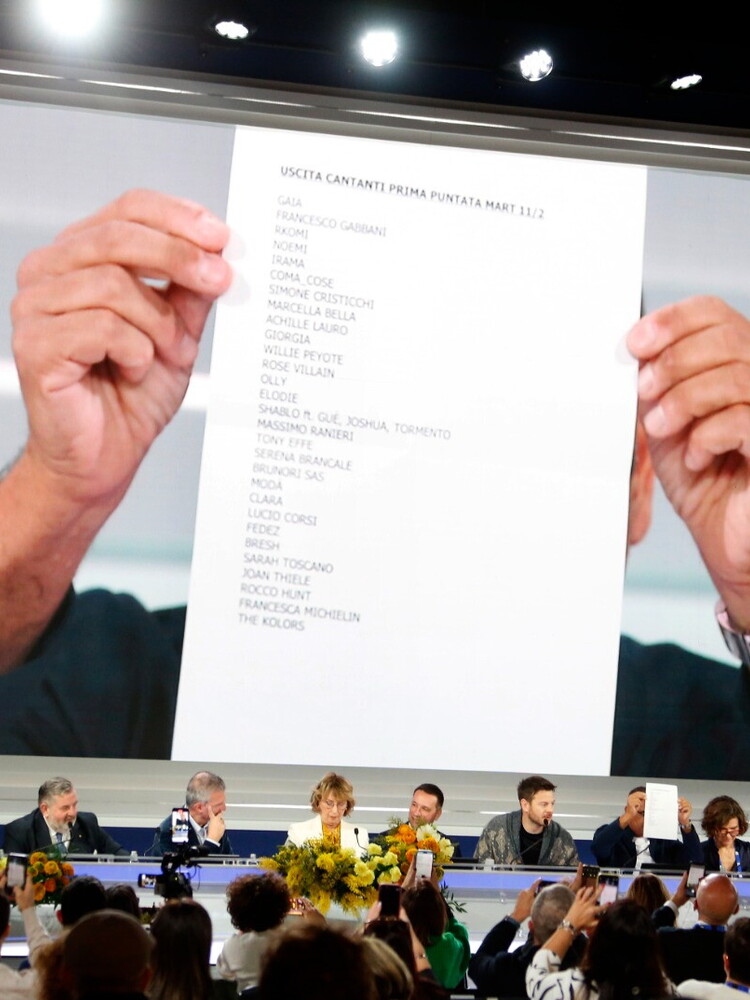 Sanremo: stasera il via, atteso un "travolgente" Jovanotti. Carlo Conti si commuove parlando della mamma