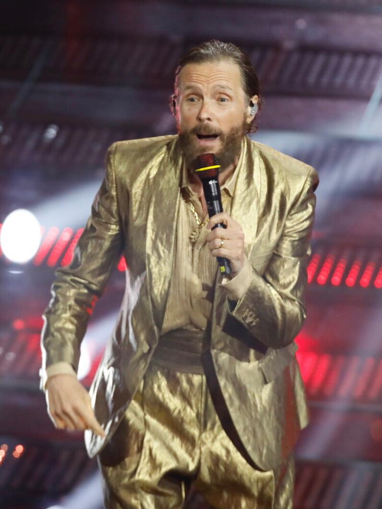 Trova le differenze. I meme più curiosi sugli outfit degli artisti