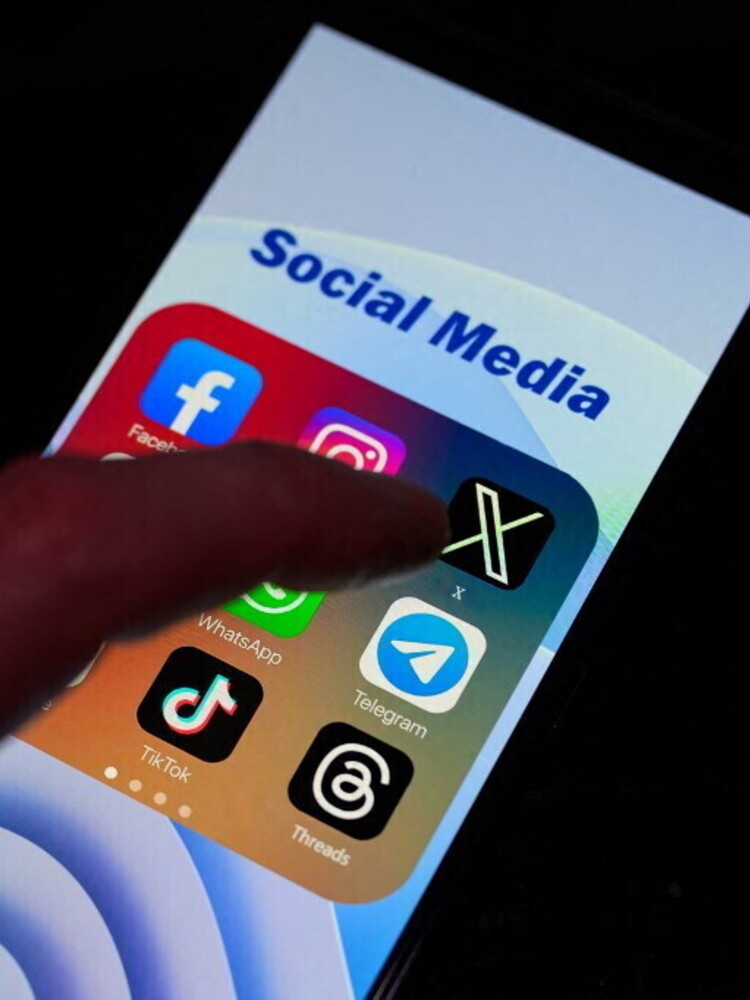 Perché più tempo trascorriamo sui social, più ci sentiamo soli