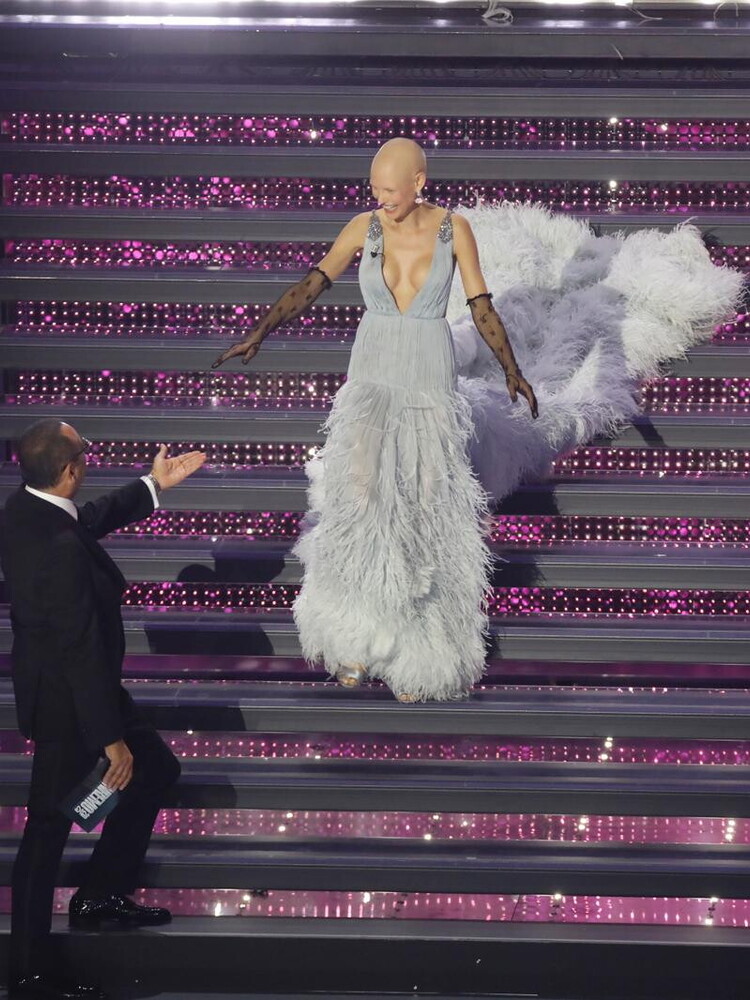 Oro, argento e piume. Look sfavillanti per la seconda serata del Festival