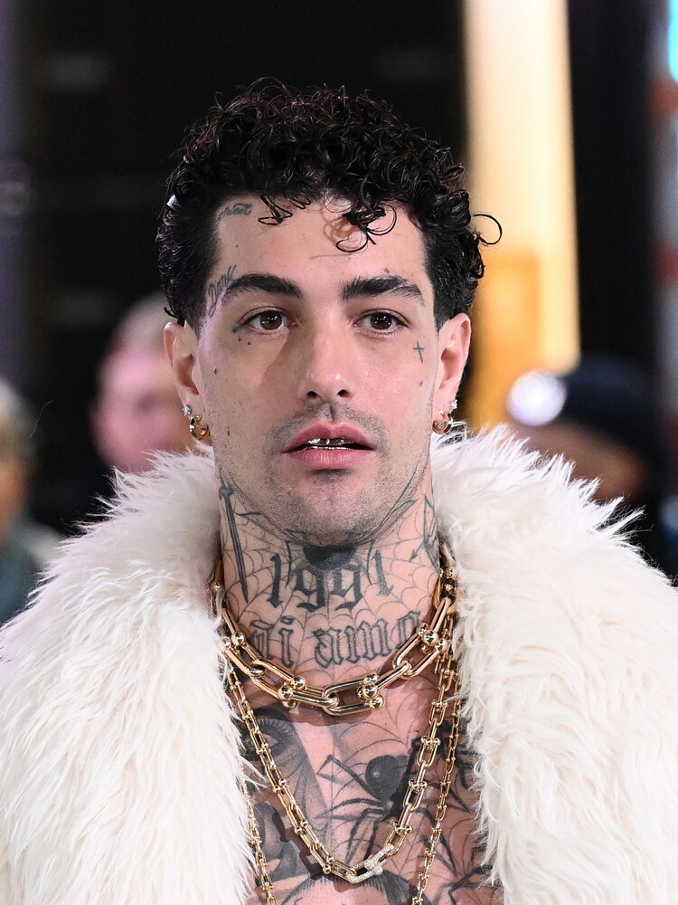 Cos'è questa storia intorno alla collana di Tony Effe vietata a Sanremo