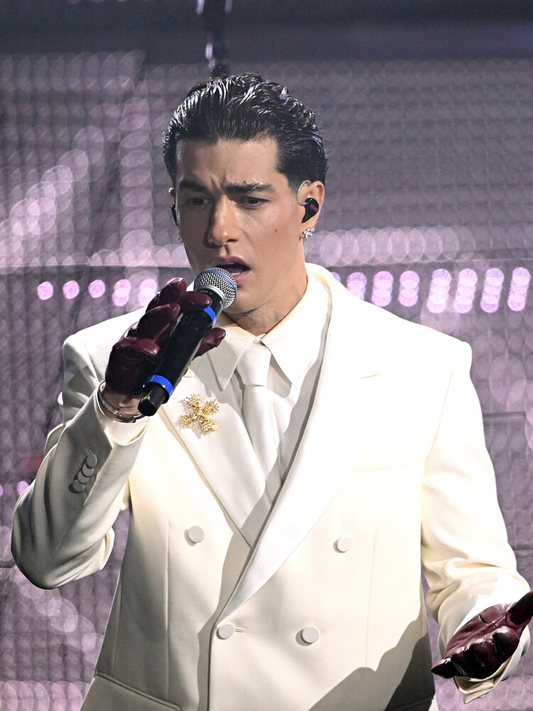 "Se stasera mi levano i gioielli, canti tu". Tony Effe 'avverte' Carlo Conti 