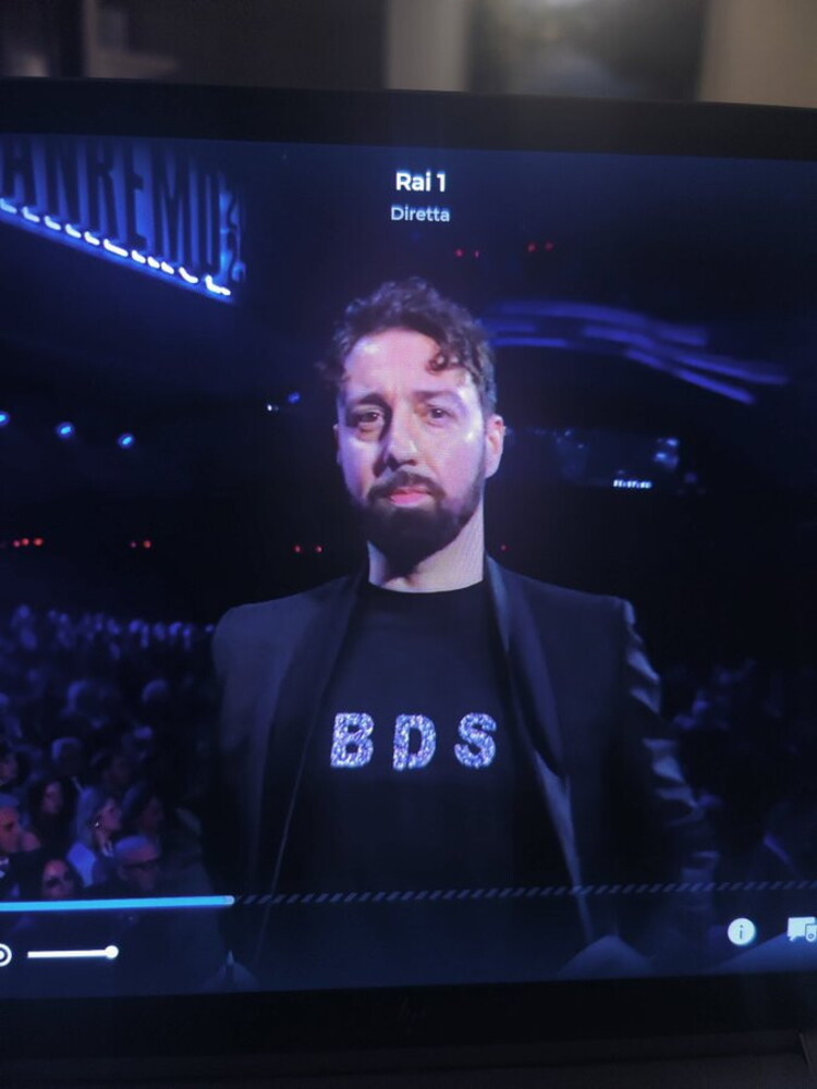 Sanremo, il giallo della scritta 'Bds' sulla giacca del direttore d'orchestra