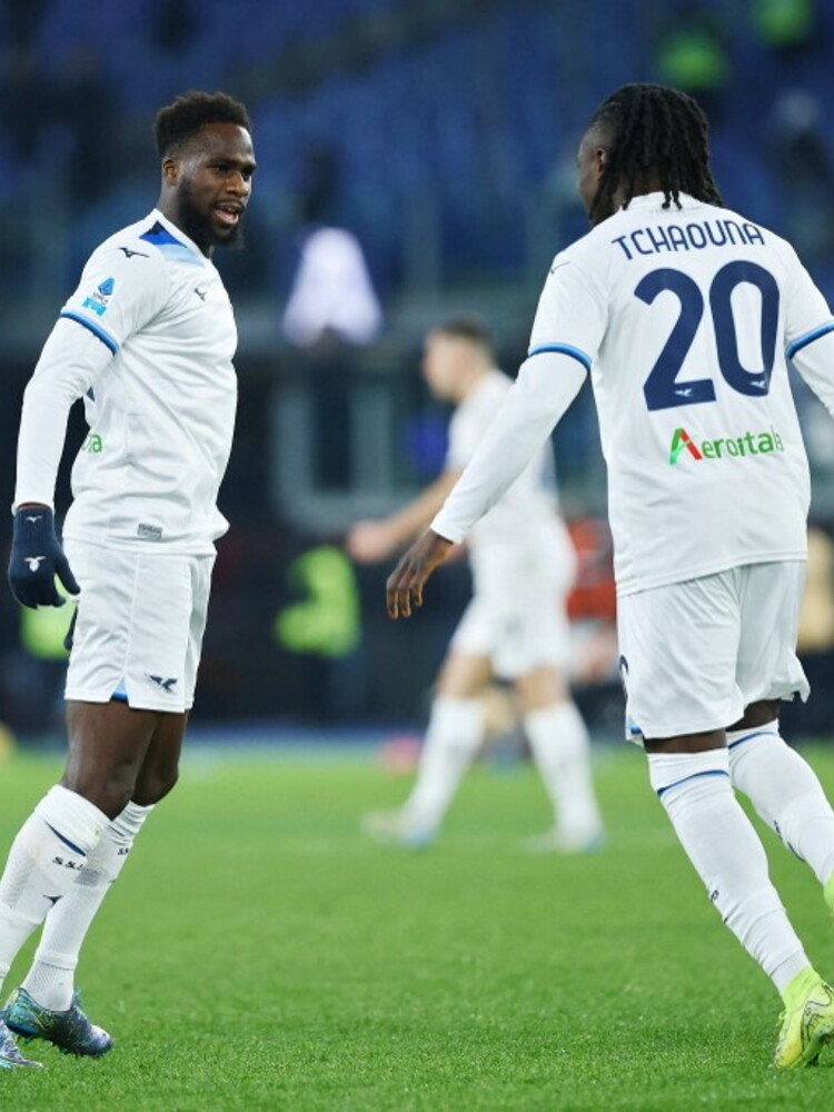 Rocambolesco 2-2 a Roma con la Lazio, Napoli a +2 sull'Inter