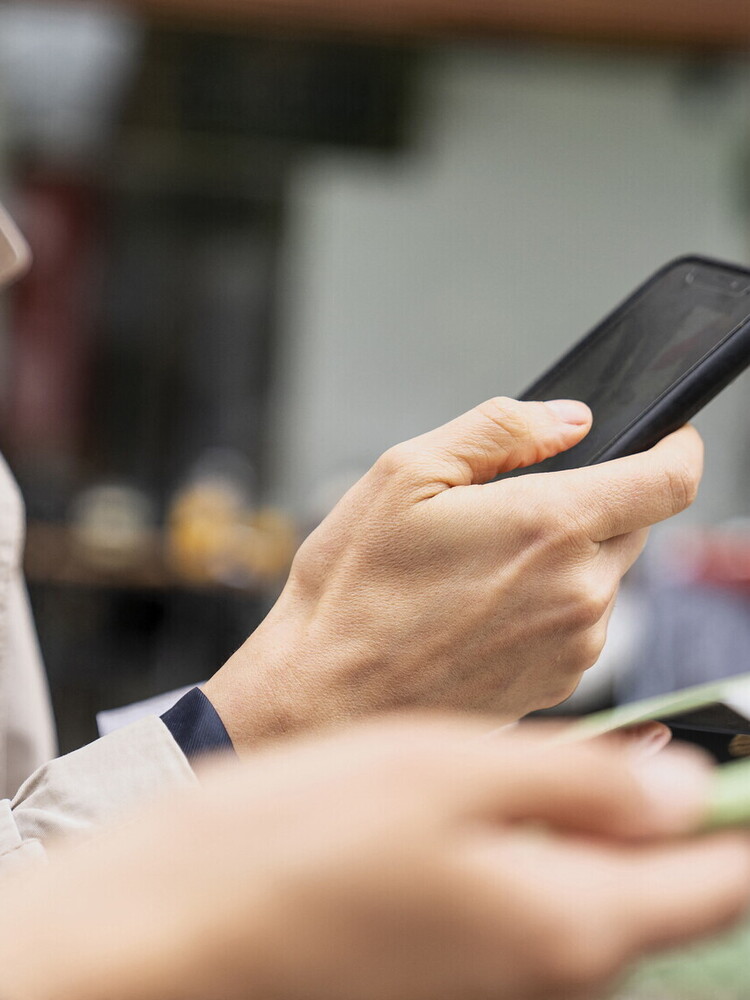 Prendere una pausa dallo smartphone fa bene (e rende felici)