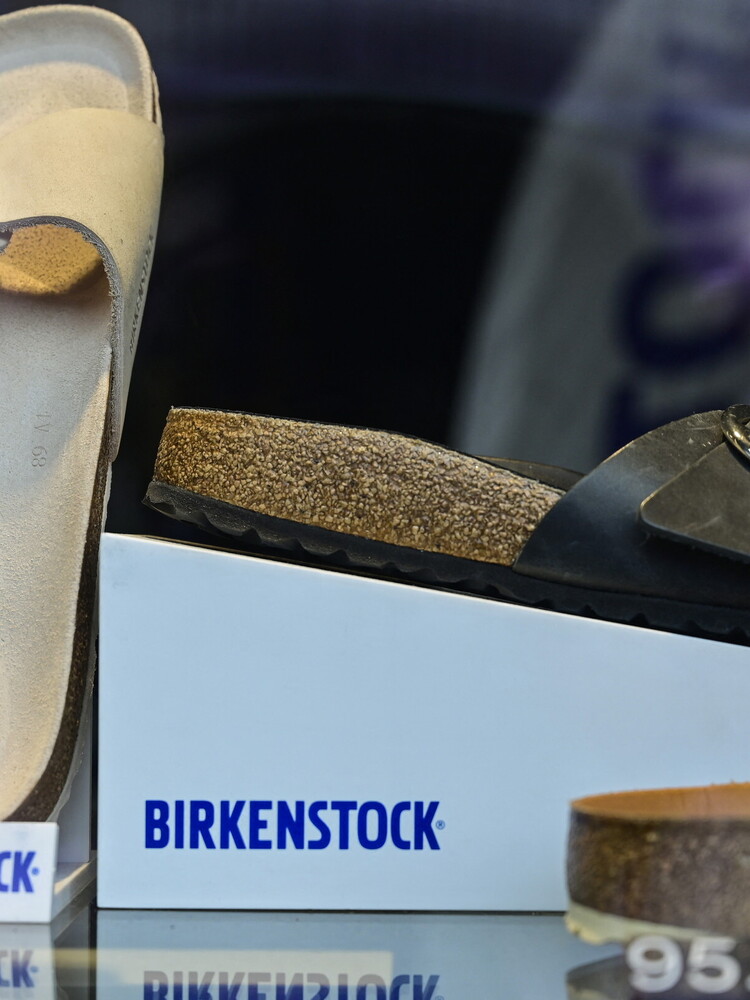 Le Birkenstock "taroccate" si possono vendere: non sono opere d'arte
