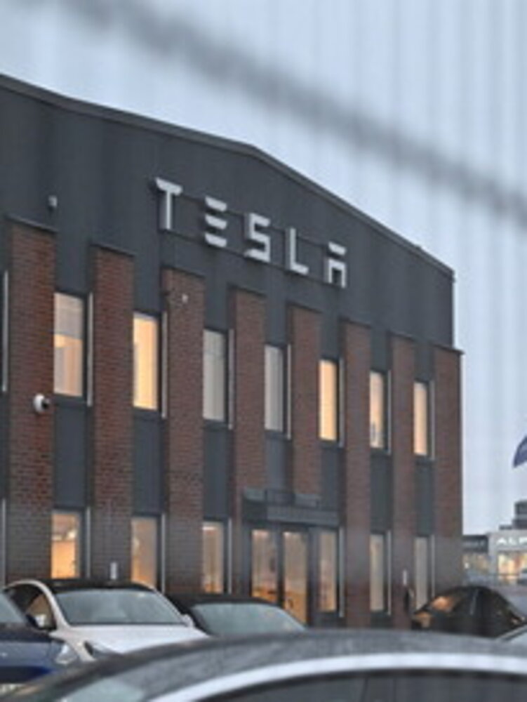 Tesla lancia l'auto senza pilota