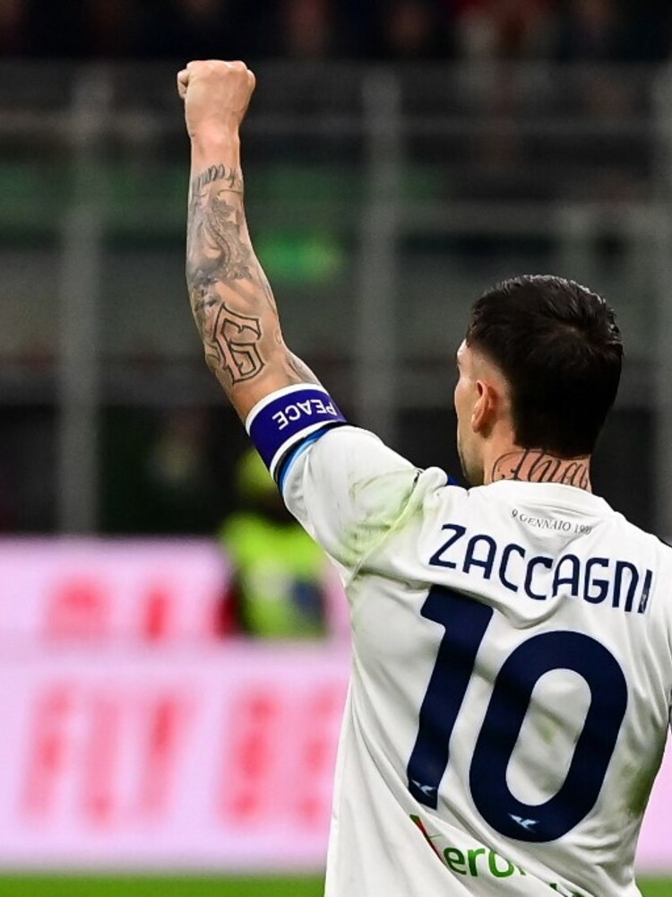 Il Milan la pareggia in 10 ma la Lazio vince nel recupero