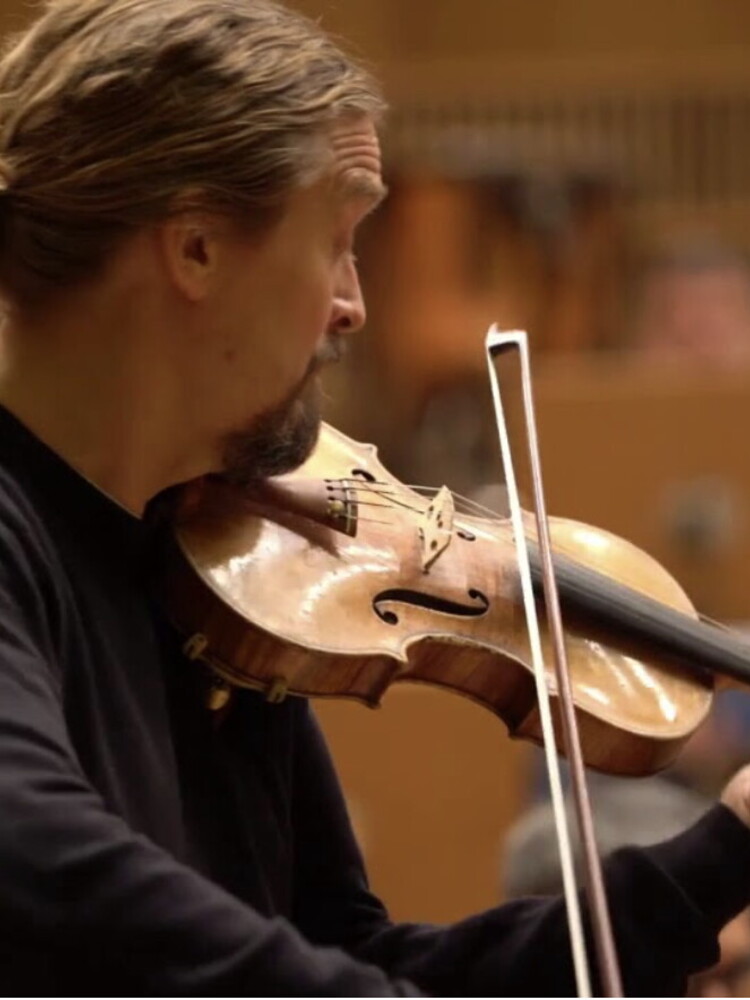 Il violinista che ha cancellato il tour americano perché contrario alle politiche di Trump