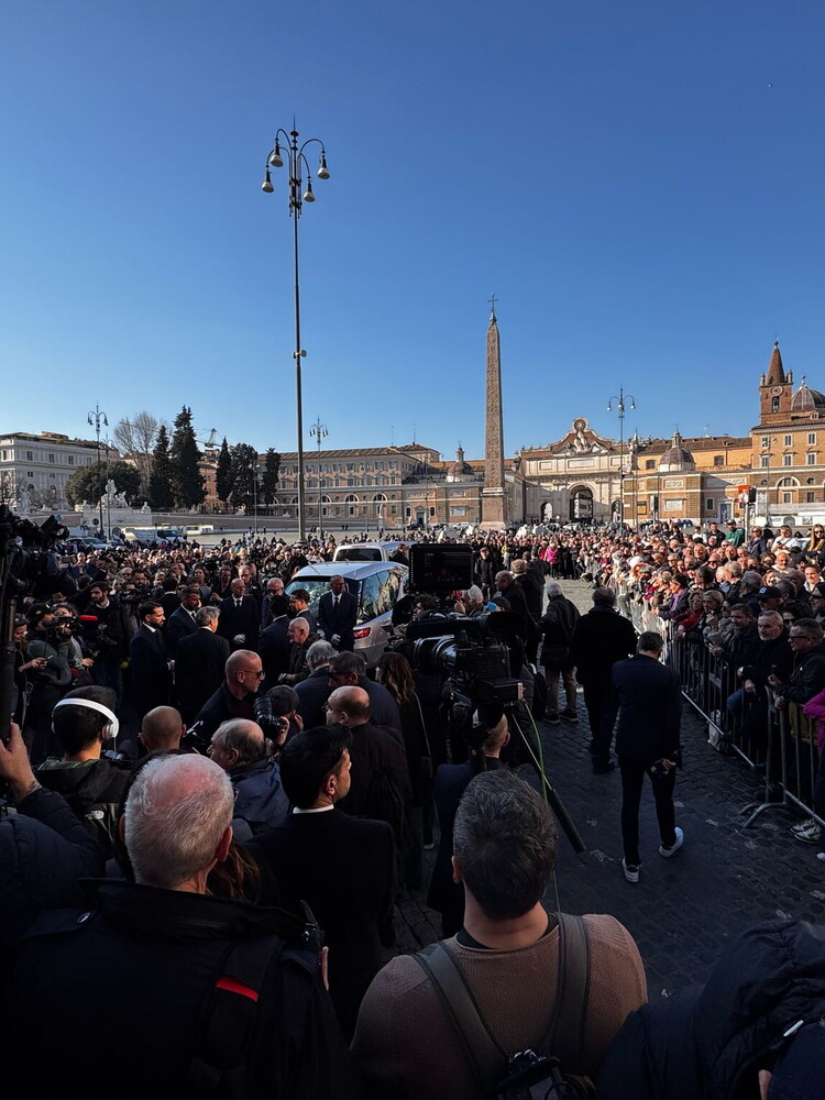L'ultimo saluto ad Eleonora Giorgi. Folla di fan e vip