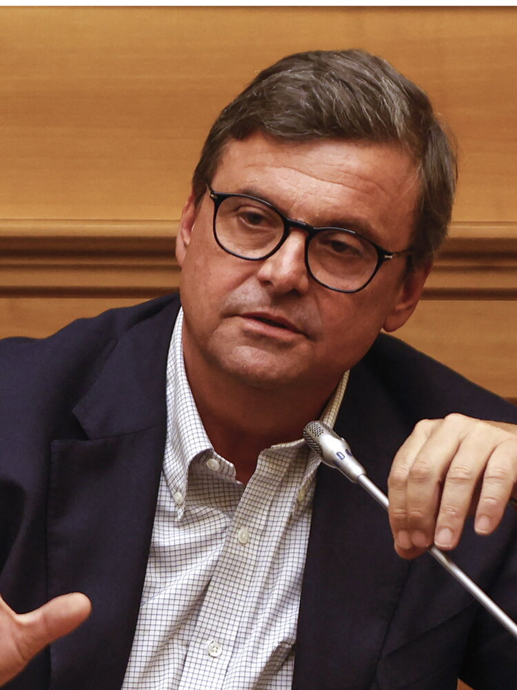 Calenda presenta la proposta di legge per lo 'scudo democratico'