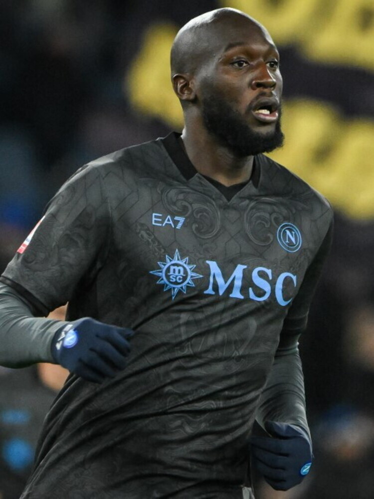 Napoli batte 2-1 la Fiorentina e resta in scia Inter