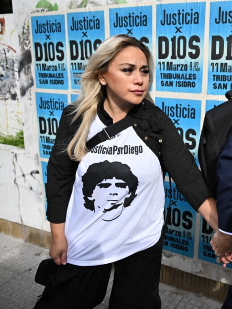 Al via il processo per la morte di Maradona. Le figlie in aula