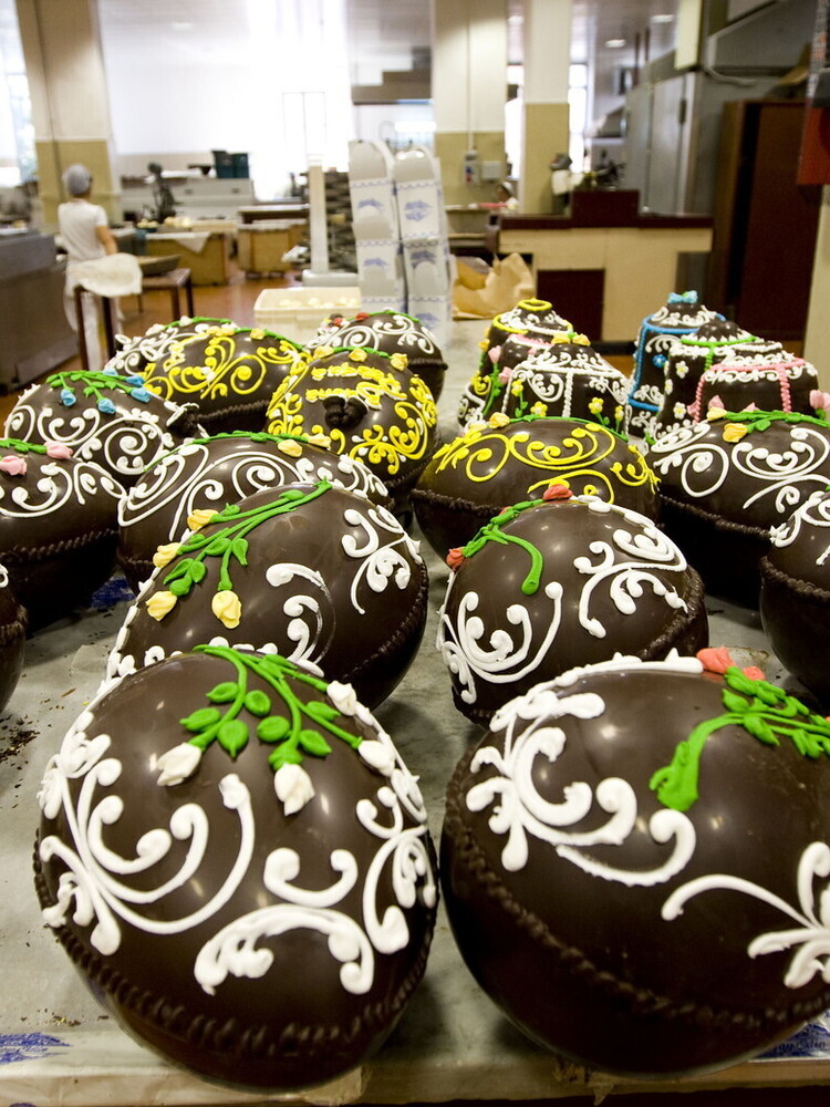 Pasqua salata, aumentano i prezzi dei dolci. Colpa del caro-cacao