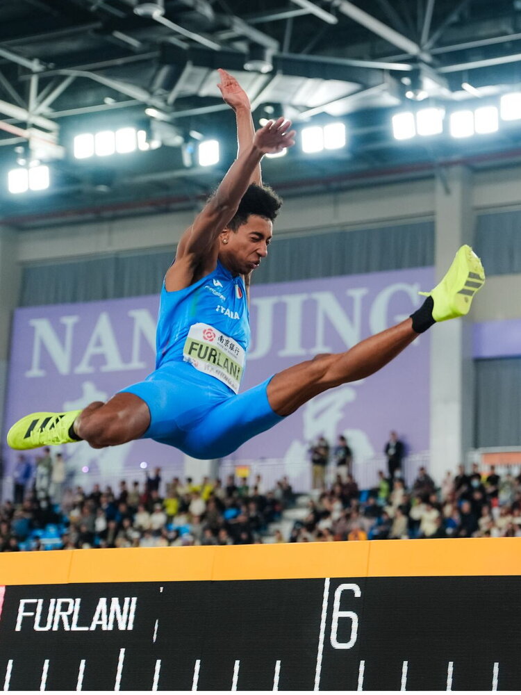 Mattia Furlani è campione del mondo indoor del salto in lungo