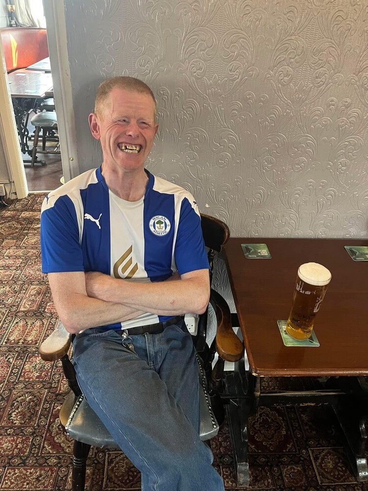La triste storia del tifoso del Wigan Athletic che ha commosso una città intera