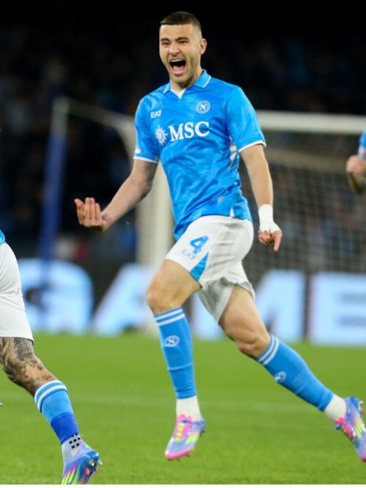 Il Napoli supera il Milan 2-1. La corsa scudetto continua